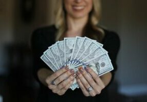 wynagrodzenie kobieta trzymająca banknoty